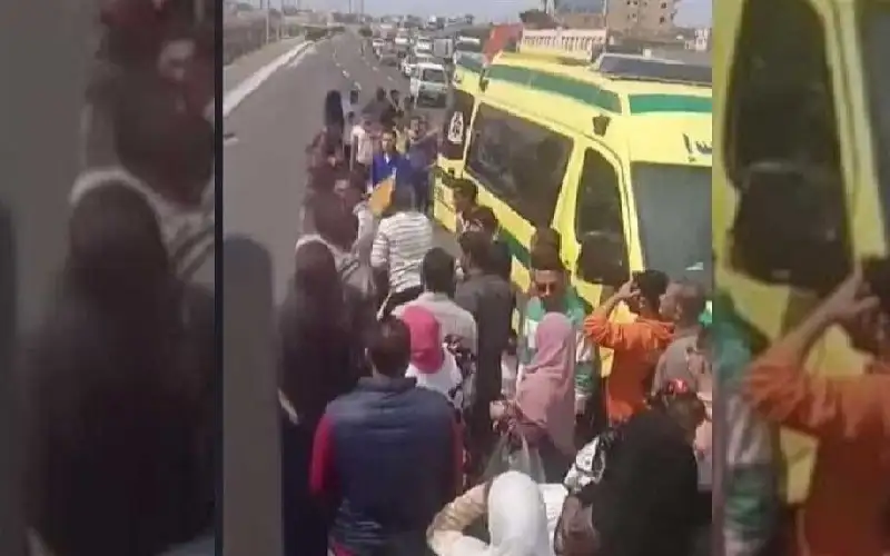 أم تلقي بطفليها من أعلى جسر