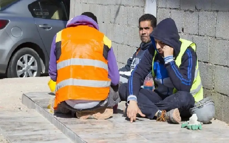 الحكومة تقترح تخفيض رسوم تصاريح عمل