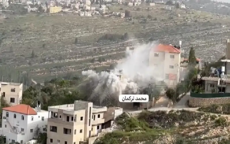 الاحتلال يفجر منزل الشهيد مجاهد منصور