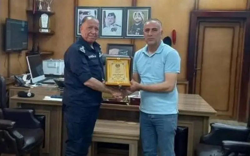 الأمن يكرم سائقا أعاد 4 آلاف