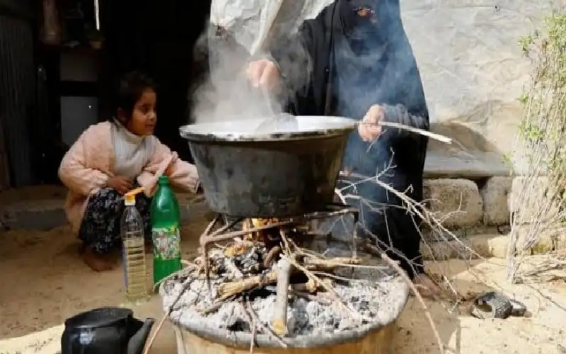 غزة .. الناس تطهو على رماد