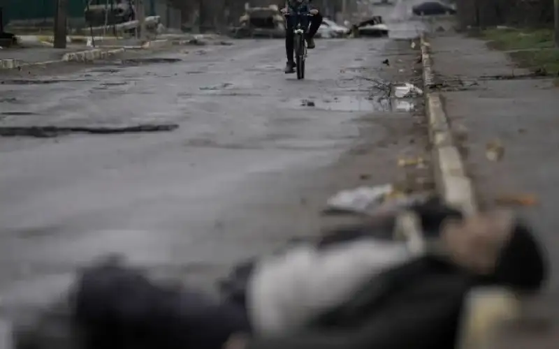 بها آثار حقن.. جثة طبيب في