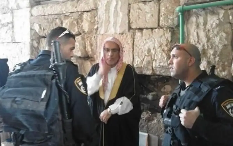 الاحتلال يبعد خطيب المسجد الأقصى بعد