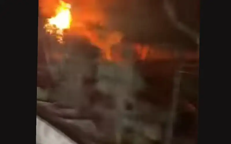 سماع دوي انفجار واندلاع حرائق في منطقة ماعين