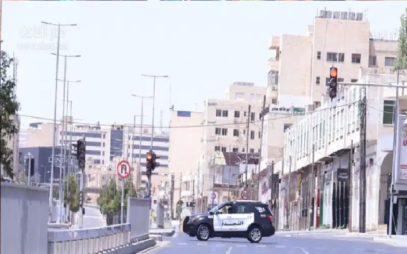 عثرت الأجهزة الأمنية في الرمثا على جثة شاب معلقة بواسطة حبل اسفل جسر الرمثا صباح اليوم السبت.