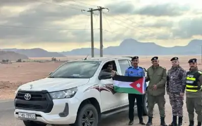 نشامى الأمن يوزعون الأعلام احتفاء بيوم