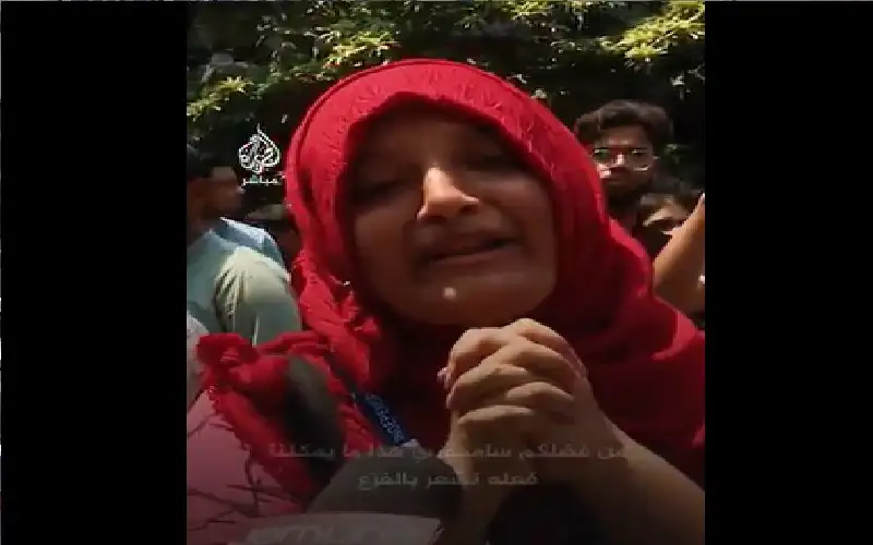 نحن آسفون.. فتاة بنغالية تبكي وتطلب