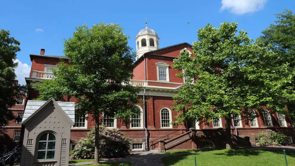 إدارة ترامب تهدد بمنع جامعة هارفرد