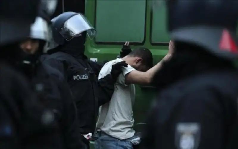 هذه هي الديمقراطية الاوربية.. الشرطة الألمانية