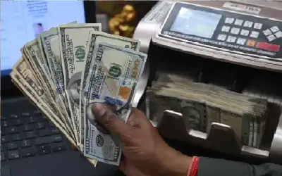 الدولار يرتفع محاولا التعافي قبيل العطلة