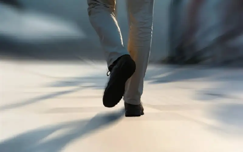 المشي السريع يقي من اضطراب إيقاع