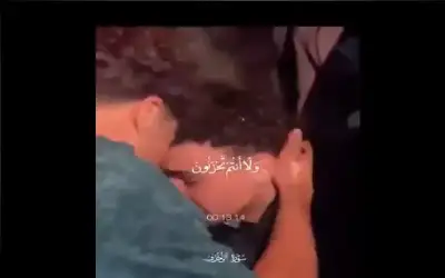شاهد.. شاب ينتظر خروج صديقه محاولا