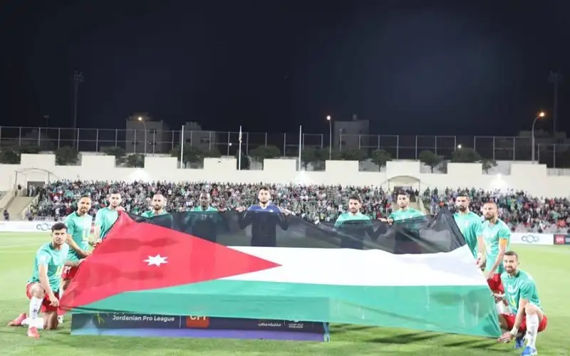 
جماهير وفريقي الوحدات والحسين اربد يرفعون العلم الأردني بمناسبة يوم العلم