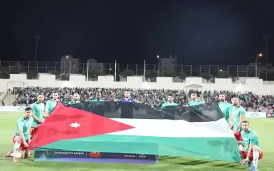 جماهير وفريقي الوحدات والحسين اربد يرفعون