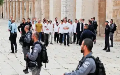 مستوطنون متطرفون يقتحمون الأقصى بحراسة مشددة