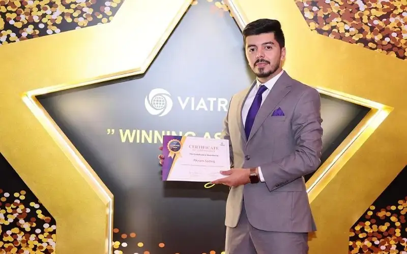 خريج صيدلة عمان الأهلية يحرز لقب