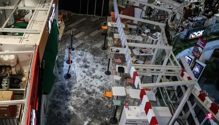 سنغافورة.. لوح زجاجي يصيب 6 متسوقين