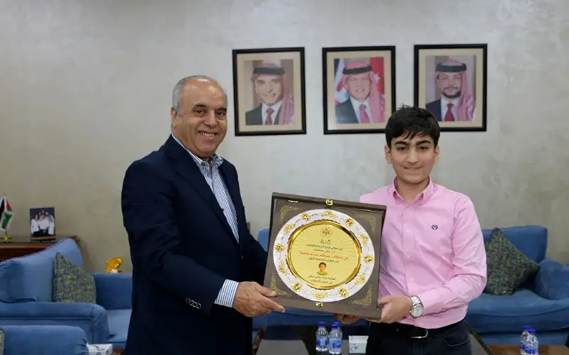 التربية تكرم الطالب السعافنة من مدارس