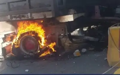 احتراق شاحنة أردنية وإصابة سائقها في
