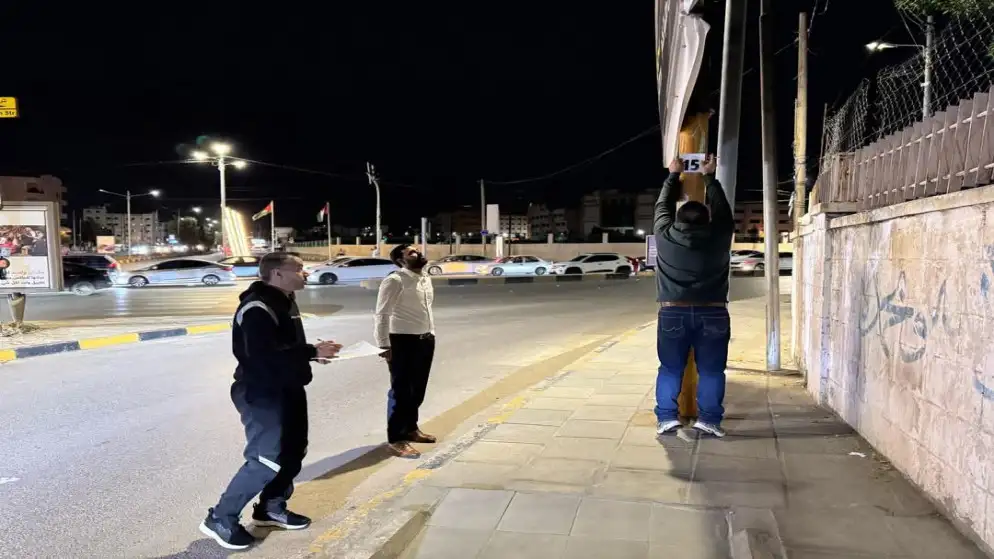 بلدية إربد تبدأ بترقيم اللوحات الإعلانية