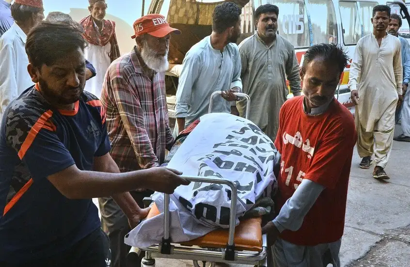 مقتل 13 شخصا بحادث سقوط شاحنة