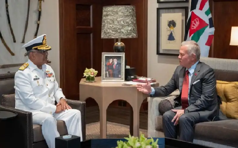 الملك يستقبل رئيس هيئة الأركان للقوات