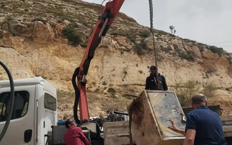 “المياه” تزيل اعتداءات جديدة على نبع