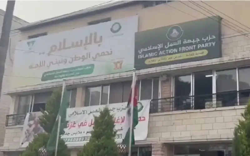 الامن يتحفظ على وثائق وصناديق وجدها