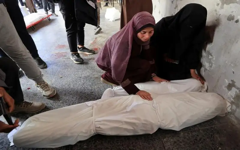 استشهاد 3 فلسطينيين بينهم صحفي في