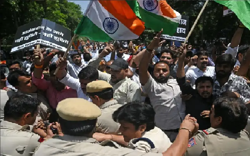 الهند تطرد الباكستانيين من أراضيها وباكستان