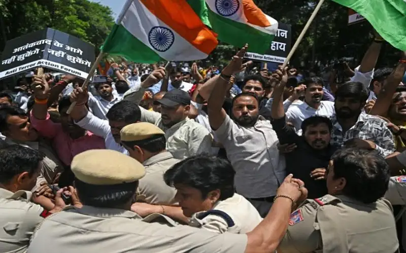 الهند تطرد الباكستانيين من أراضيها وباكستان