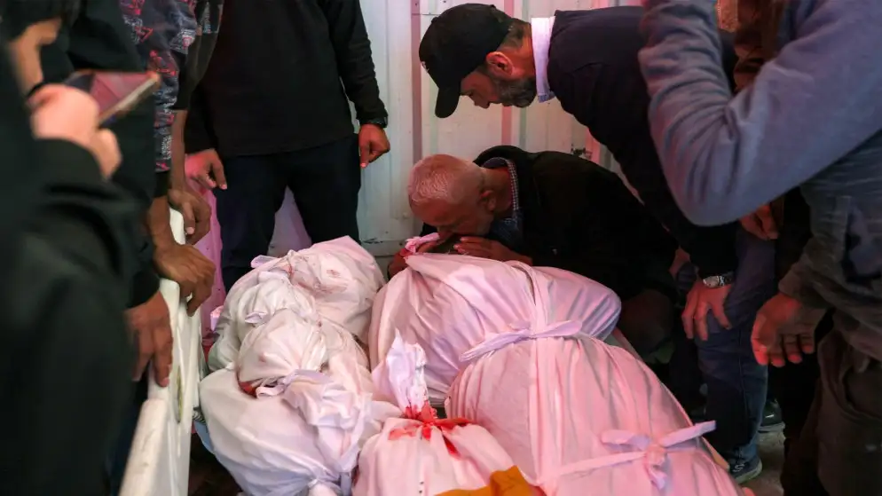 7 شهداء بقصف إسرائيلي لمنزلين في