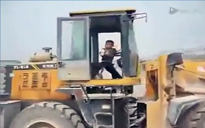 ضبط حدث يقود جرافة في الشارع