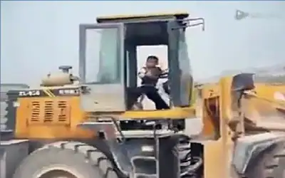 ضبط حدث يقود جرافة في الشارع
