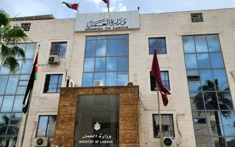 إقرار نظام يتيح اصدار تصاريح عمل