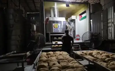 المخبز الأردني المتنقل في غزة يعمل