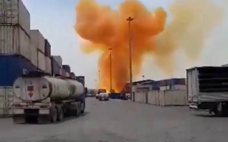 إيران: الإهمال سبب انفجار ميناء بندر