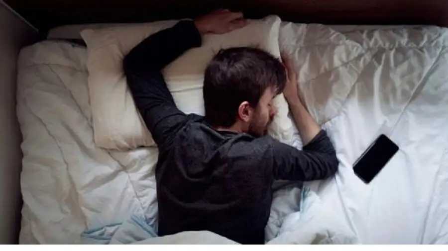 اضرار النوم على البطن