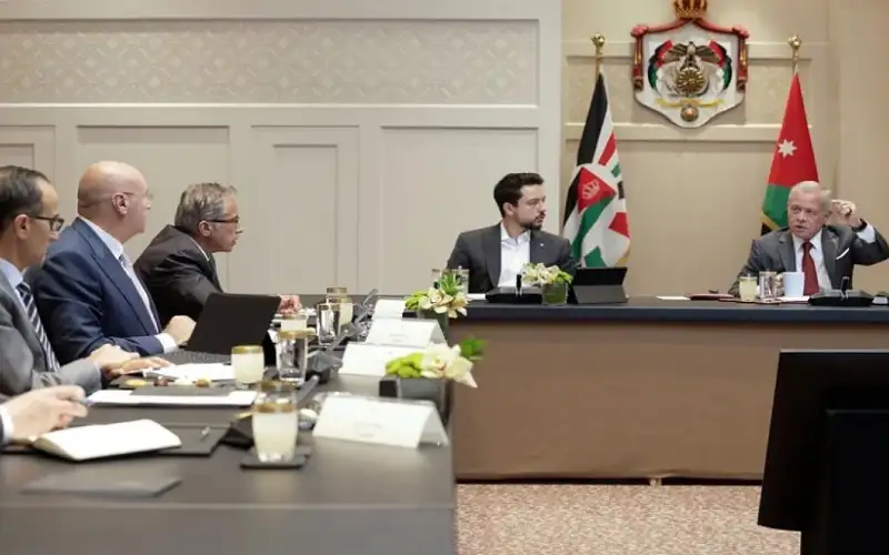 الملك يتابع تقدم سير العمل في