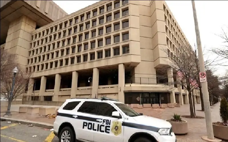 إدارة ترامب تخضع موظفي إف بي