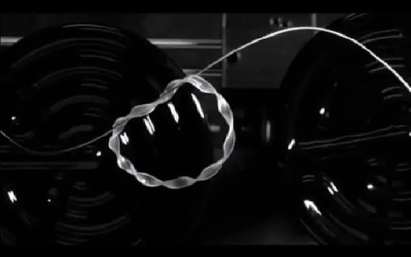 روبوت بحجم سوار يفحص خطوط الكهرباء