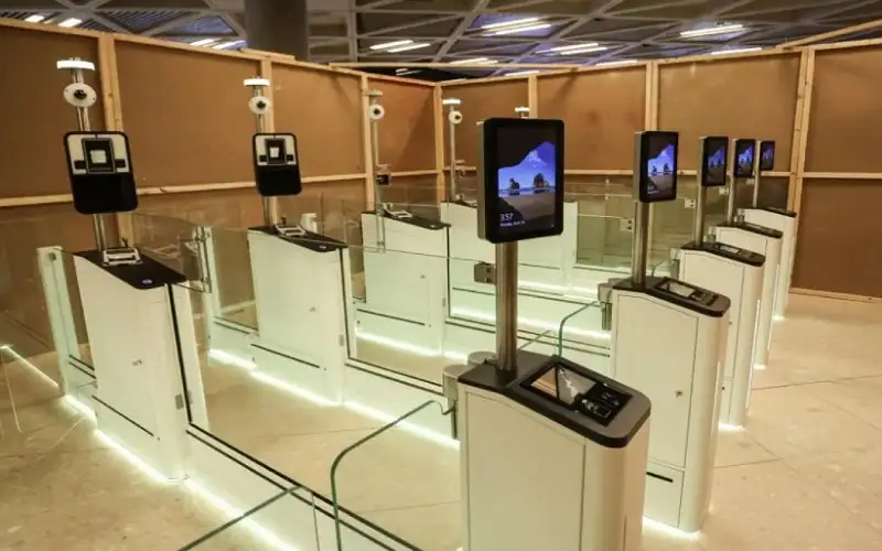 الحكومة: تشغيل البوابات الذكية في مطار