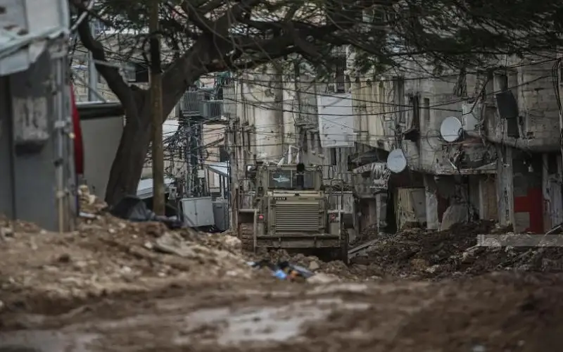 الاحتلال يحتجز مئات الفلسطينيين على مدخل