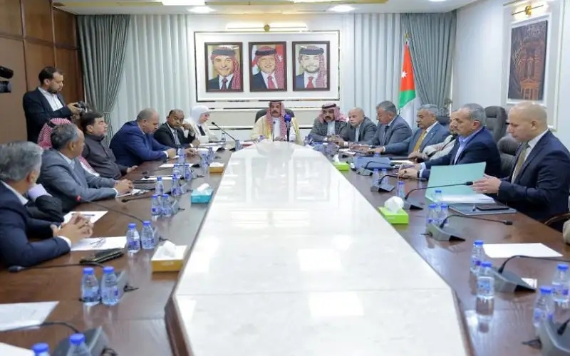 اجتماع نيابي حكومي ينهي أزمة شاحنات