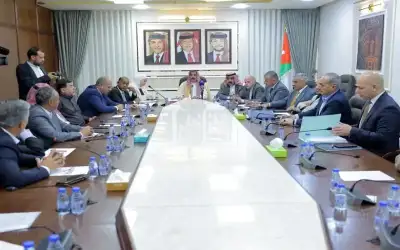 اجتماع نيابي حكومي ينهي أزمة شاحنات