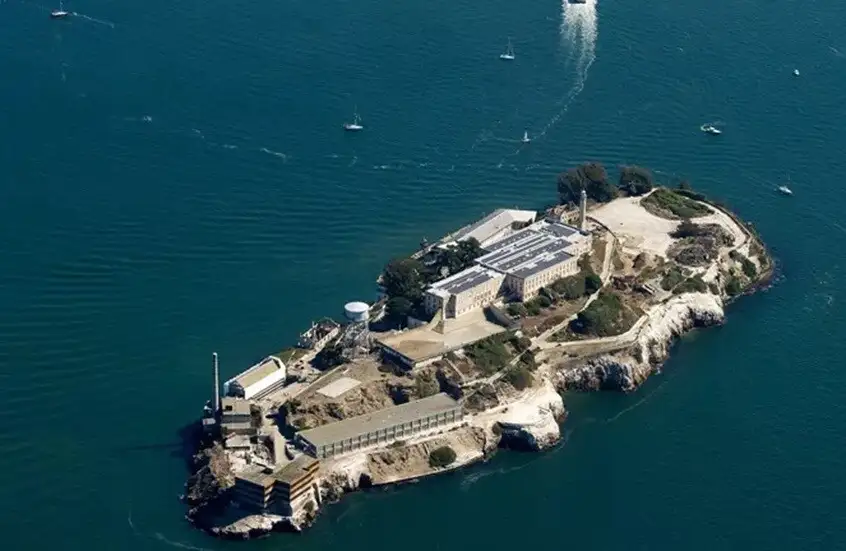 ترامب يأمر بإعادة بناء وتأهيل سجن