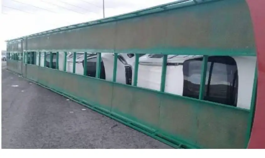 تدهور ناقلة محملة بـ10 مركبات على