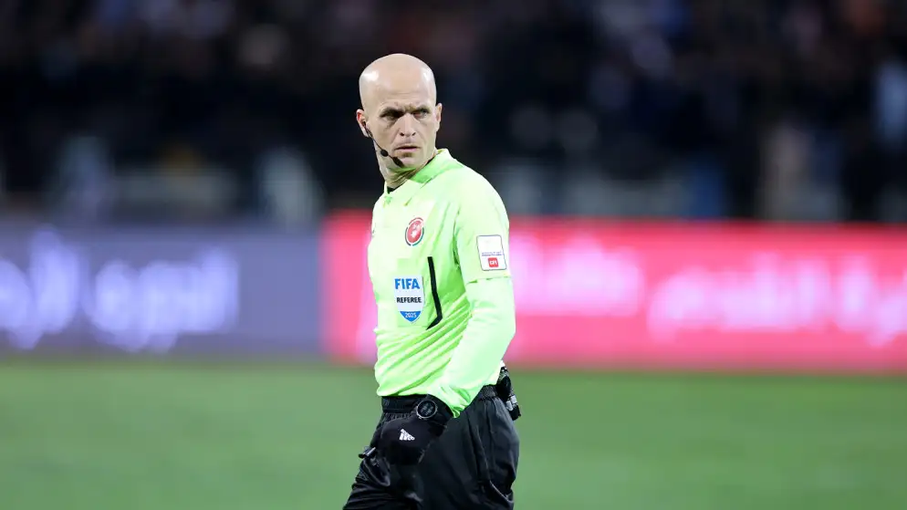 مخادمة يدير مواجهات الحسم بالدوري الإندونيسي