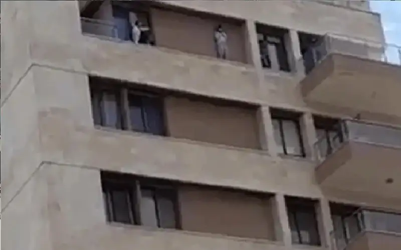 لحظة سقوط مميت لعاملة منزلية في