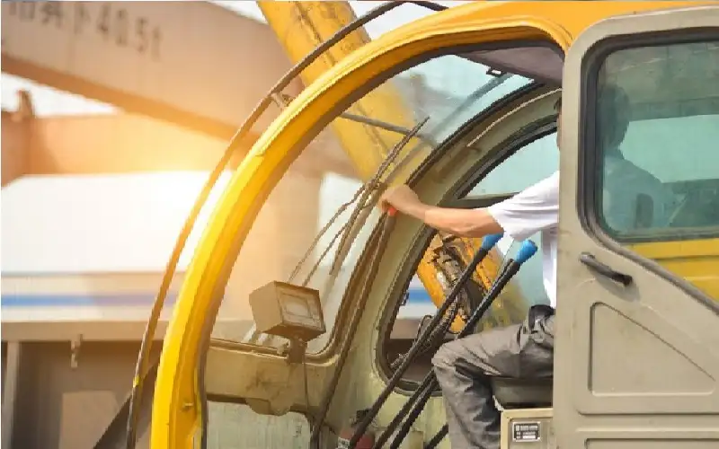 مجددا .. سائقو آليات ثقيلة يلوحون